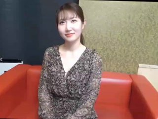 比基尼美女被很多男人爱抚